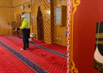 MİRAÇ KANDİLİNDE CAMİ VE MESCİTLER GÜL KOKTU